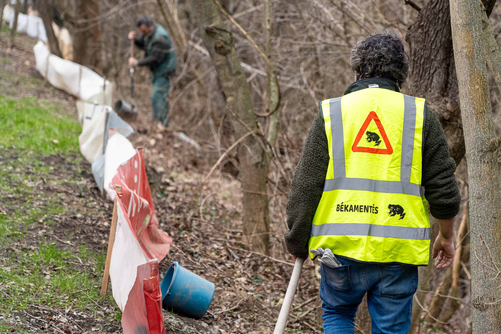 Zajlik az ideiglenes terelőrendszer telepítése (Fotó: Aliczki Manó)