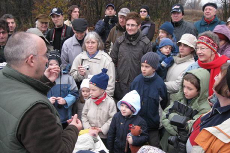 Orbán Zoltán madárgyűrűzési bemutatót tart (Fotó: Lendvai Csaba).